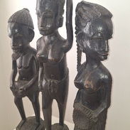 Juego de 3 estatuas africanas de madera. - Img 56461207