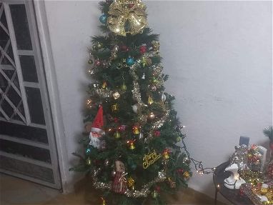 se vende árbol de Navidad de 1.80m con las aguinarda y  otros adorno en 12mil. Aproveche para sus próximas Navidades. - Img main-image-45683087