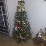 se vende árbol de Navidad de 1.80m con las aguinarda y  otros adorno en 12mil. Aproveche para sus próximas Navidades. - Img 45683087