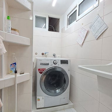 APARTAMENTO RENOVADO EN BAJOS EN VEDADO - Img 114419464