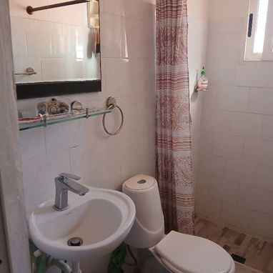 Se vende apto de 2 cuartos en el Vedado totalmente restaurado en excelente zona!!! - Img 118409232