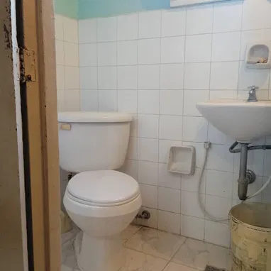🏛*114-Apto en venta en el Vedado [ Es un interior de 1 planta,solamente de 3 casas ,esta queda arriba,placa libre ]* - Img 122990208