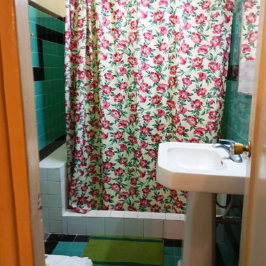 Se vende apto de dos cuartos, primer piso muy próximo a 23 y 12. - 5/7