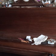 Se vende piano americano en buenas condiciones afinado a 440 solo tiene como 3 teclas q hay q cambiarle la cuerda pues e - Img 56343589