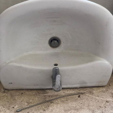Se vende lavabo de pedestal y bidet marca Roca, con sifa y llave - Img 125021480