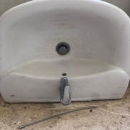Se vende lavabo de pedestal y bidet marca Roca, con sifa y llave - Img 58047754