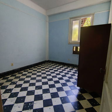 Se vende apto de 4/4 en el vedado con dos baños. - Img 119177724