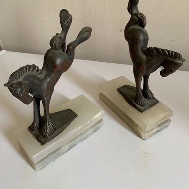 Pareja de sujetalibros vintage de mármol y bronce, con figuras de caballos. - Img 120795738