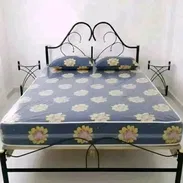 Cama camera con colchón de espuma de 8 pulgadas , 2 almohadas de espuma y 2 mesitas de noche - Img 53187529