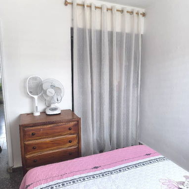Se vende un apartamento en 4to piso en Alamar, zona 17. Calle Ancha. Habana del Este.  Consta de 2 cuartos (1 climatizad - 2/9