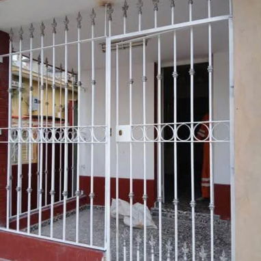 Puertas, ventanas, rejas, barandas y portones. Se realizan trabajos de herrería. - 2/5