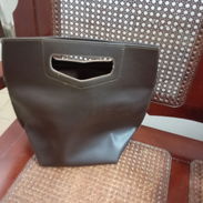 Bolso tipo sobre cuero marrón 🤎 - Img 56272563