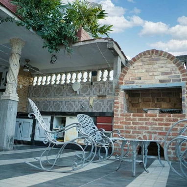 RENTA hostal de 5 habitaciones para 11 personas EN EL VEDADO CAPITALINO, con Qba Hostin 360 - 10/10