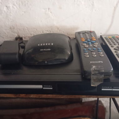 Televisor Philips, soporte y cajita. - Img 119434070