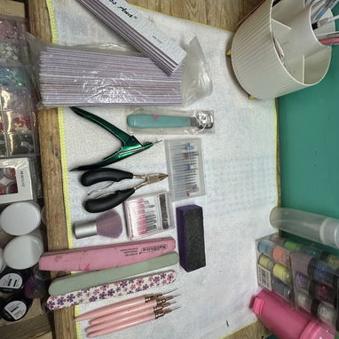 VENDO MESAS DE UÑAS CON ABSOLUTAMENTE TODO PARA EMPEZAR escríbanme al pv para enseñarles todas las fotos - 4/10