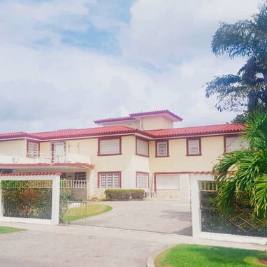 🏠 Renta De Casa En Siboney. 💡 Tiene paneles solares. 📶Wifi y desayuno disponible. 🛏️ Tiene 8 habitaciones - 2/10
