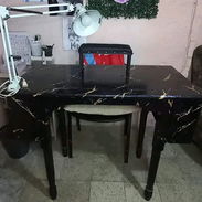 Mesa de uñas con gavetas , papel mármol y alfombra para fotos - Img 58025692