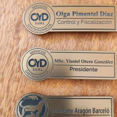 Cuños y gafetes personalizados - Img 107893821