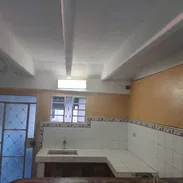 Se vende casa amplia de 2 cuartos, placa libre y patio grande - Img 52153366