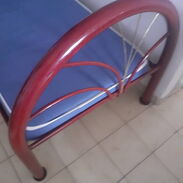 Se vende cama personal de tubo original +colchón de espuma - Img 45598836