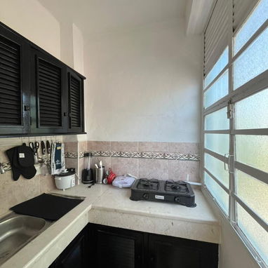 Venta de bonito, pequeño apto en Vedado. 1/4. 2dopiso c todo incluído - 4/9