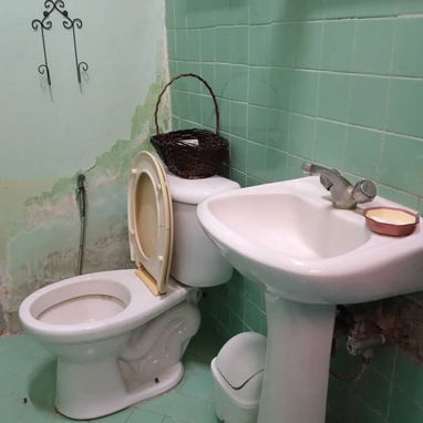 Se vende casa biplanta en bajos de dos cuartos y medio en mariano 25000 usd - 7/9