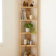 Estante vertical de pino macizo, apoyado en pared, ideal para exhibir libros, adornos y productos. - Img 54141007