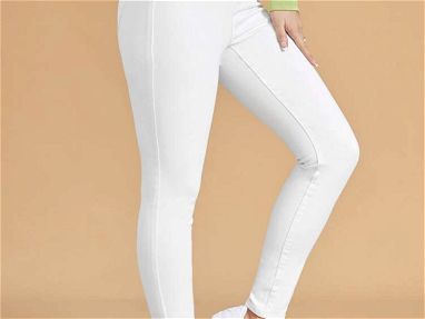 Jeans de mujer blancos y negros , Monos deportivos de tela comoda , Jeans mujer y de hombre negros , blancos , skinny - Img main-image