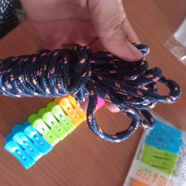 SET DE 12 PINZAS PARA ROPA CON SOGA 🌈🧺 - 5/10