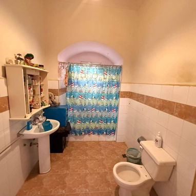 Ofertaaa biplanta en bajos con carporshe,3 cuartos y amplio patio trasero 245 metros en total. Aproveche e invierta!!!! - Img 122708919