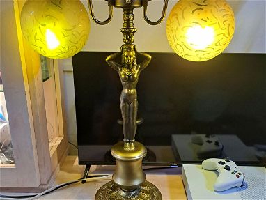 Bellísima lámpara de mesa, bronce - Img main-image