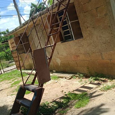 Casa de alto y bajo con patio - 7/10