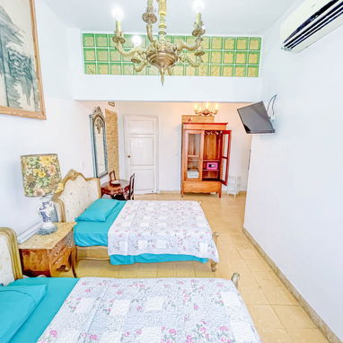 🏠 Apartamento de renta en La Habana Vieja. 🛏️ Tiene 3 habitaciones climatizadas. 📱Reservas: +5355149761 - 6/10