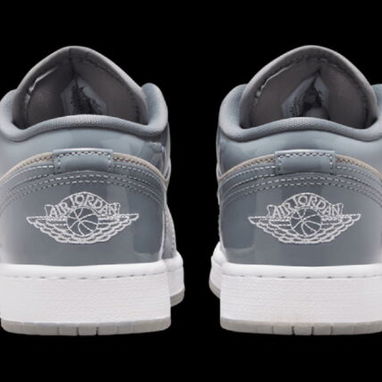 Zapatillas Air Jordan 1 Low en tonos grises con acabado brillante - 2/3