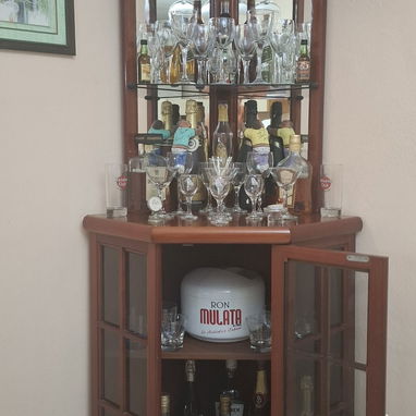 BAR ESQUINERO CON COPAS, VASOS Y BOTELLAS TODO INCLUIDO - Img 124264770