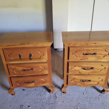 Cama de madera torneada + 2 mesitas de noche + 1 gavetero - Img 125931103