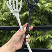 Set de 2 Manos esqueleto miden 26cm plástico grueso engomado no flexible (REBAJA HALLOWEN DECORACIÓN - Img 58199444