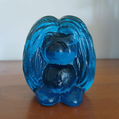Esta figura es un trol de vidrio azul de la marca Bergdala, un objeto coleccionable popular de Suecia. Material: Vidrio - Img 119987289