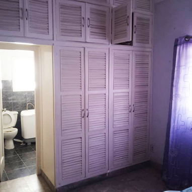 Vendo departamento en el Vedado muy céntrico, construcción antigua en muy buen estado - Img 124121650