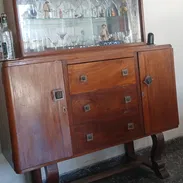 Se vende vitrina de cedro, antigua, con espejo interior. - Img 55717652