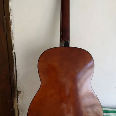 Vendo guitarra acustica en muy buen estado con juego de cuerdas de repuesto - Img 119949546