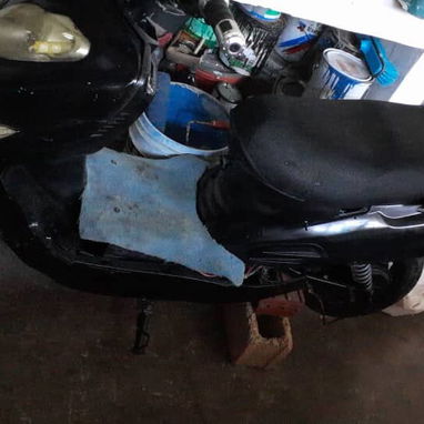 En venta moto forza , 1 lata de pintura, plasticos de reserva, tenedor y balancin de reserva y su capa para la lluvia. - 4/8