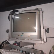Televisor Philips pequeño con su brazo de pared - Img 45264865