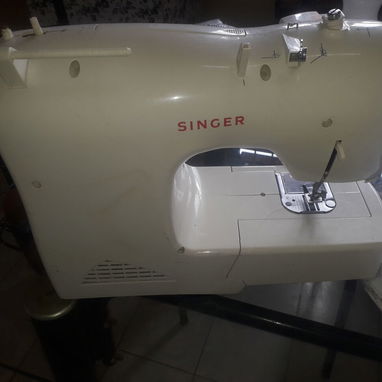 Máquina de coser eléctrica SINGER, poco uso. OJO: solo hace costura recta. - Img 125482772