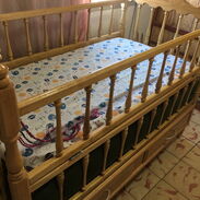 Cuna de madera de bebé tiene colchón de muelles nuevo - Img 45392833
