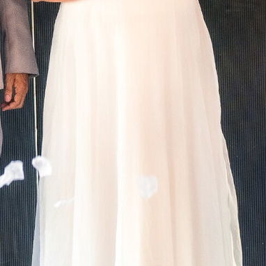Vestido de novia elegante, con faldón de aros y bouquet artificial - Img 123855791