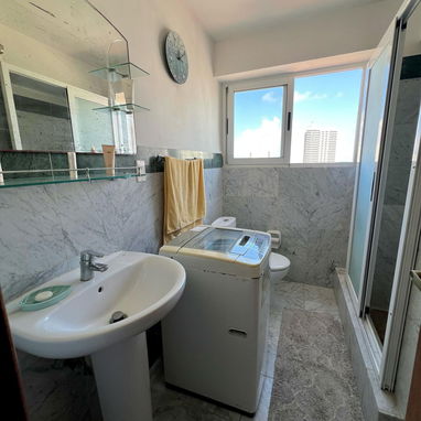 Comodidad y Estilo en este espacioso apartamento ubicado en el Vedado. - Img 115725479