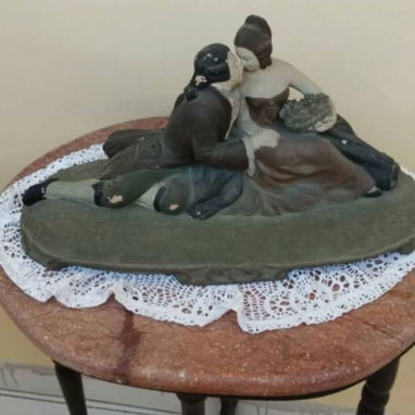 Vendo Figura romance del siglo XIX, de terracota, P-18cm; L-43cm; A-23 en 20 usd - Img 118681699