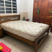 Vendo Cama QUEEN de Roble con sus 2 mesitas de noche - Img 57152737