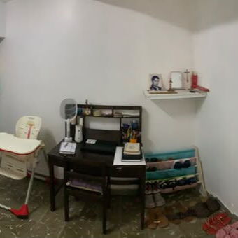 Casa en la lisa puerta calle en bajos de un edificio 3/4 - 7/10